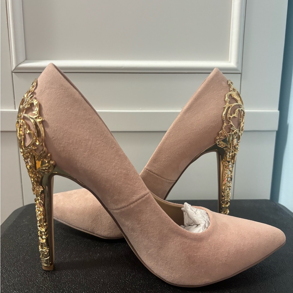 Pinky nude (blush) pumps with gold detail